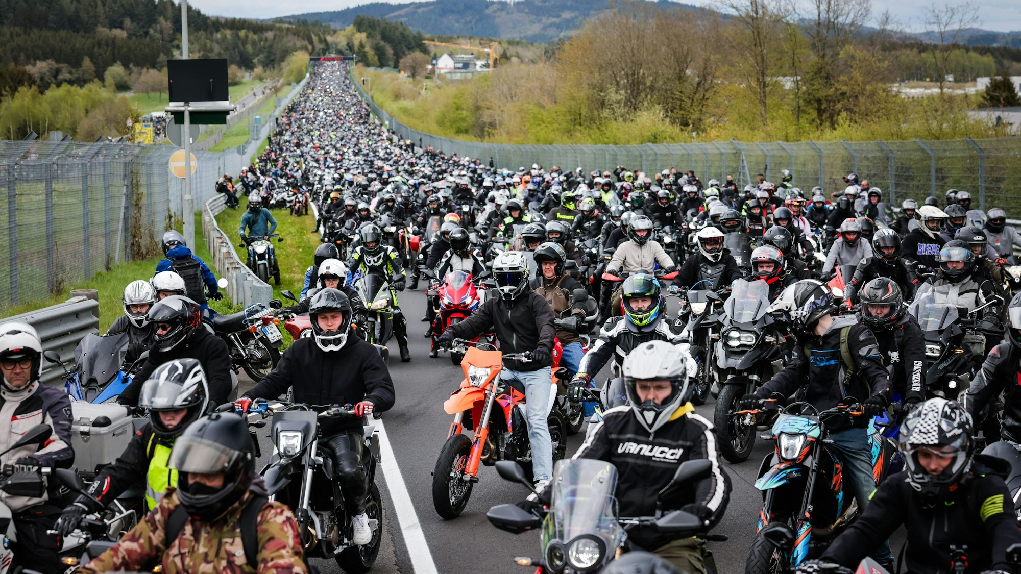 Tausende von Bikern haben sich zum Korso formiert.