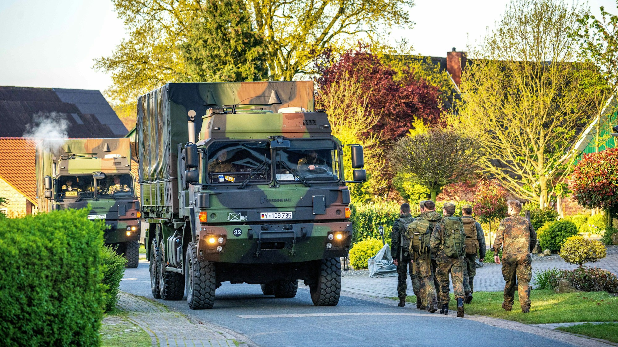 Einsatzkräfte der Bundeswehr laufen durch den Wohnort des vermissten Jungen. Inzwischen ist die Bundeswehr nicht mehr an der Suche nach Arian beteiligt.