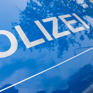 Auf einem Fahrzeug ist der Schriftzug Polizei zu lesen. (Symbolfoto)