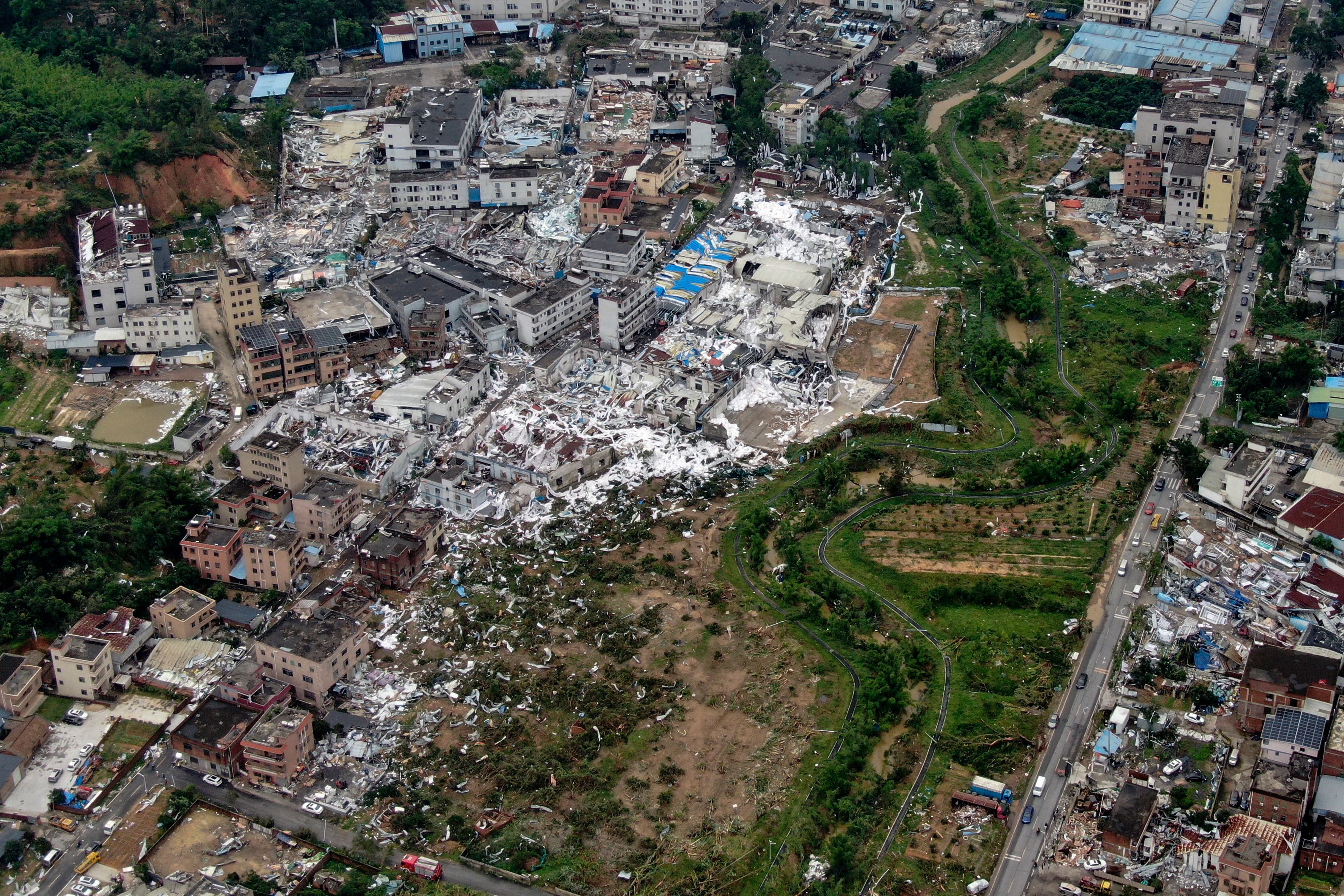 Auf diesem von der chinesischen Nachrichtenagentur Xinhua zur Verfügung gestellten Foto sind beschädigte Gebäude nach einem Tornado im Dorf Guangming in der Stadt Zhongluotan im Bezirk Baiyun in Guangzhou in der südchinesischen Provinz Guangdong zu sehen.
