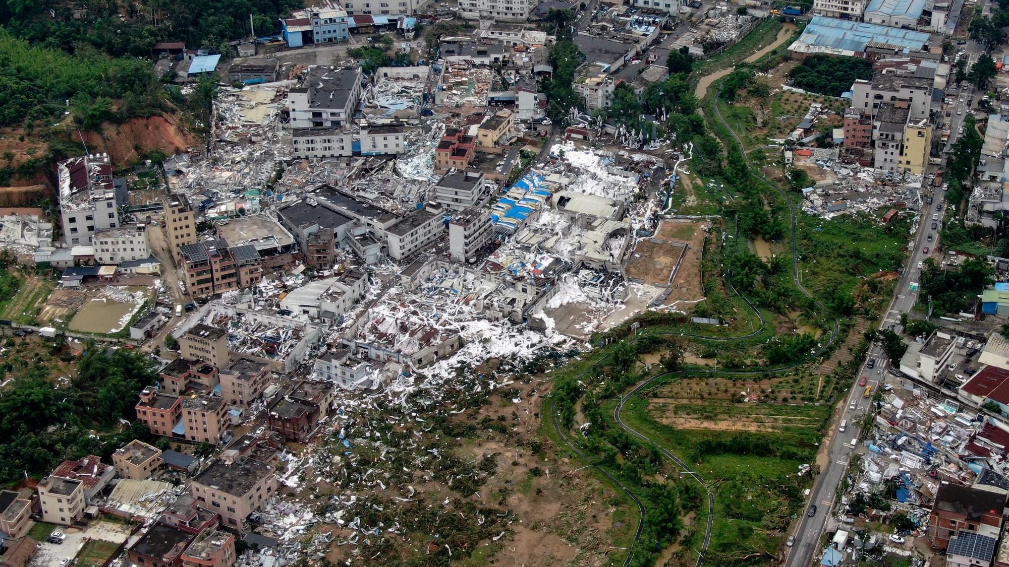 Auf diesem von der chinesischen Nachrichtenagentur Xinhua zur Verfügung gestellten Foto sind beschädigte Gebäude nach einem Tornado im Dorf Guangming in der Stadt Zhongluotan im Bezirk Baiyun in Guangzhou in der südchinesischen Provinz Guangdong zu sehen.