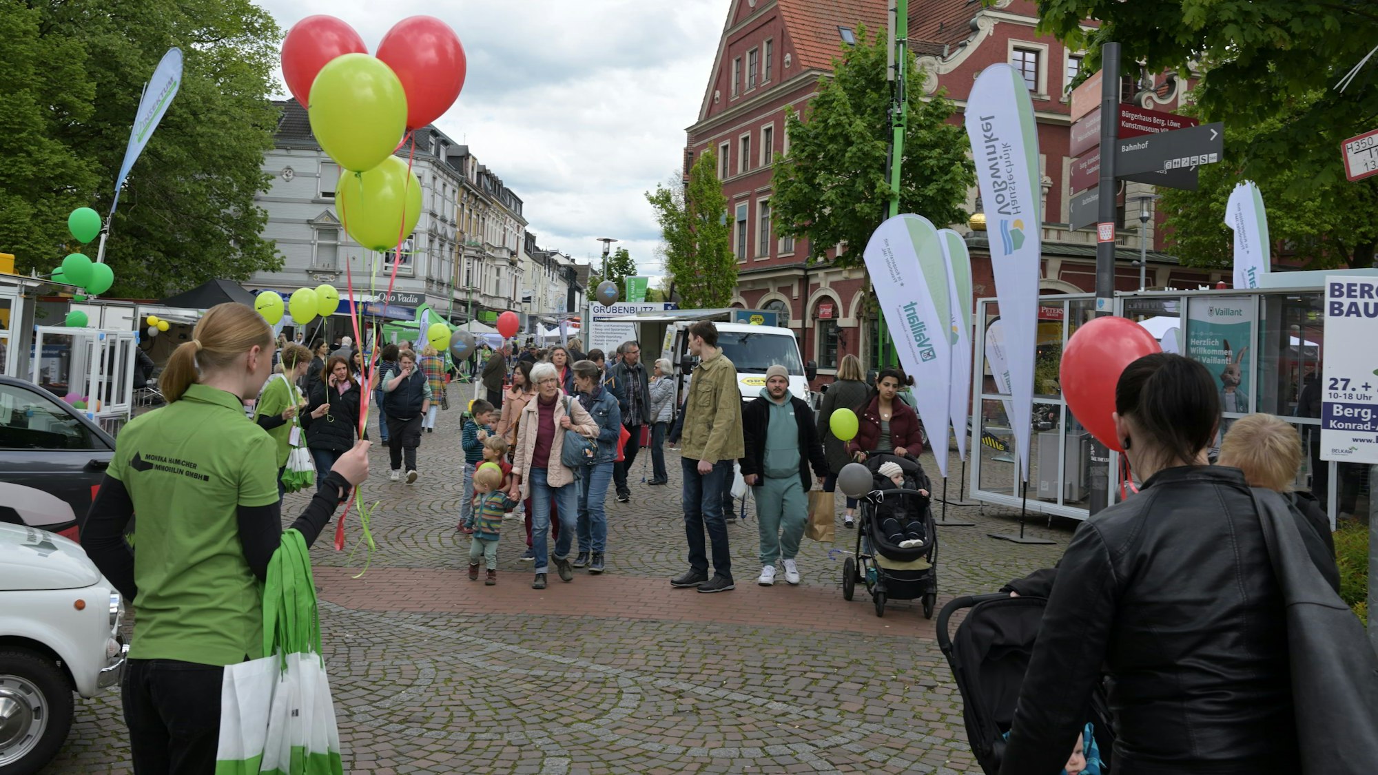 Menschen laufen über die Baumesse.