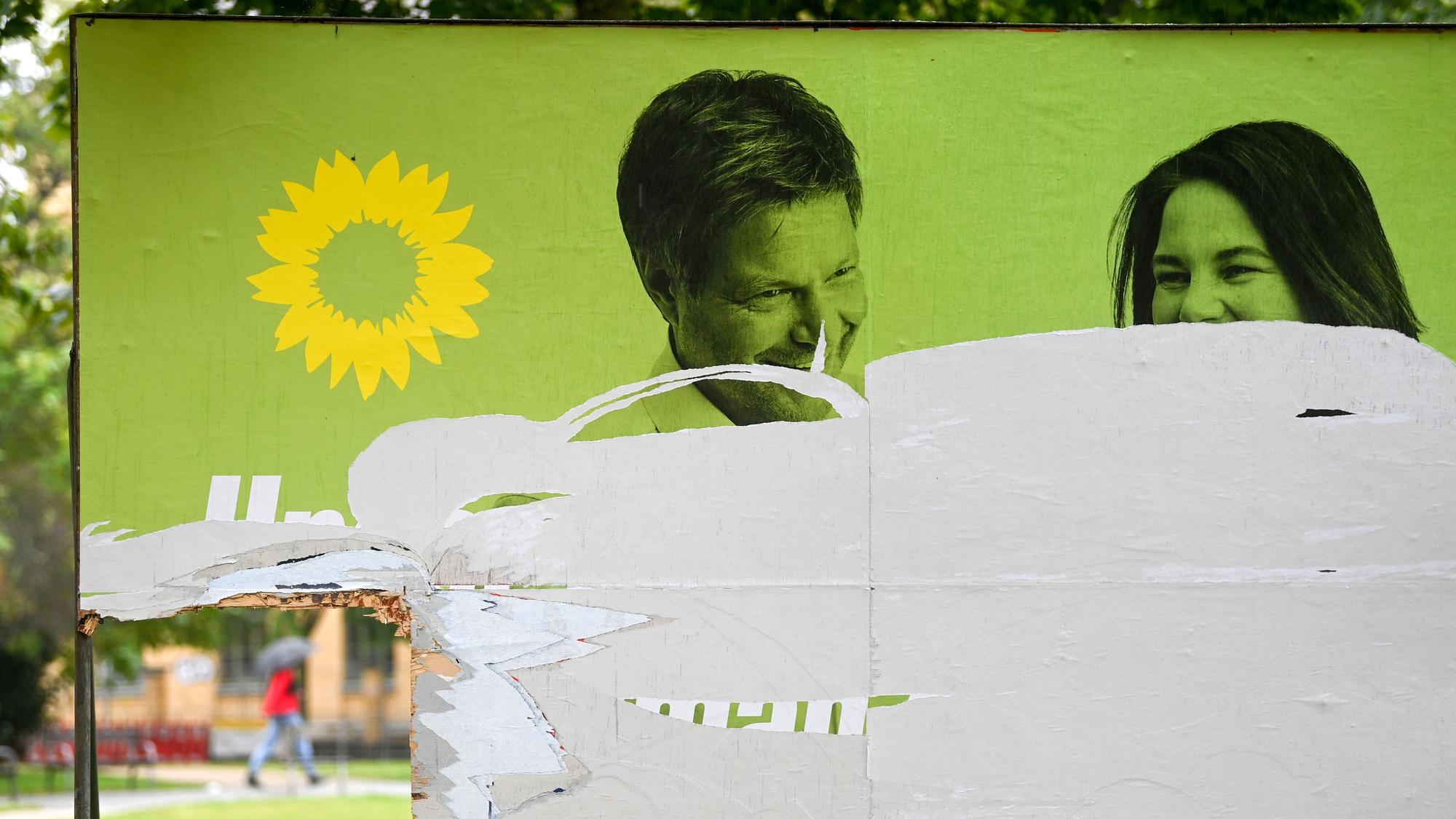 Ein zerstörtes Wahlplakat von Bündnis 90/Die Grünen mit den Portraits von Robert Habeck und Annalena Baerbock. (Archivbild)