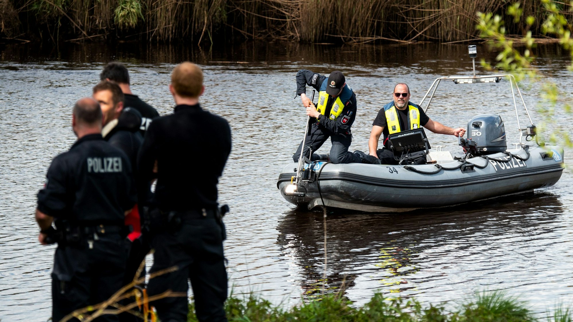 Ein Sonarboot der Polizei sucht gemeinsam mit Spezialtauchern den Fluss Oste nach dem vermissten sechsjährigen Arian ab. Der autistische Junge könnte in den Fluss gefallen und in die Nordsee getrieben sein.dpa