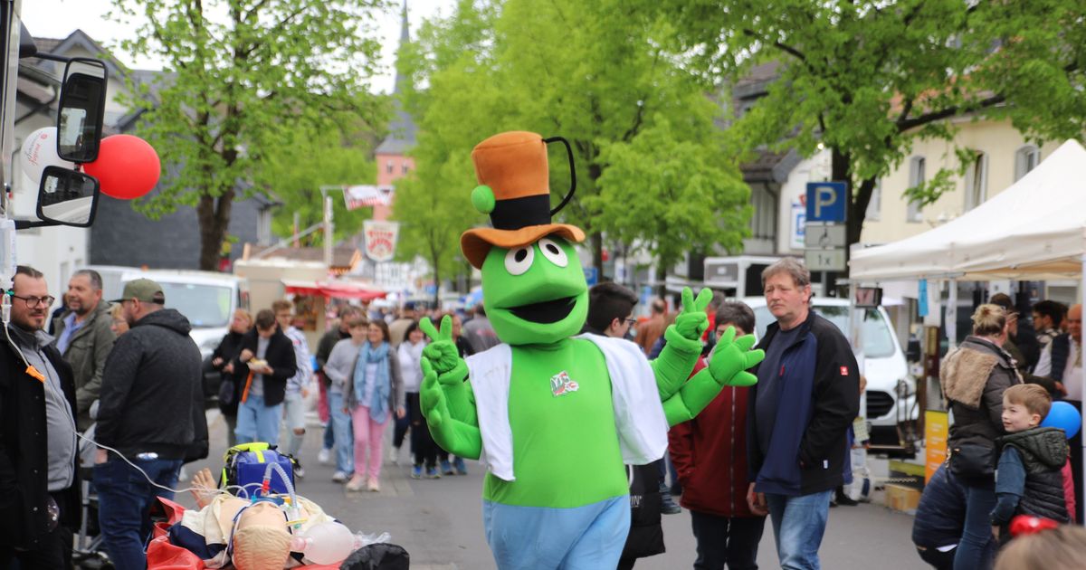 Mucher Frühling: Die Hauptstraße wurde für einen Tag zur Einkaufsmeile ...