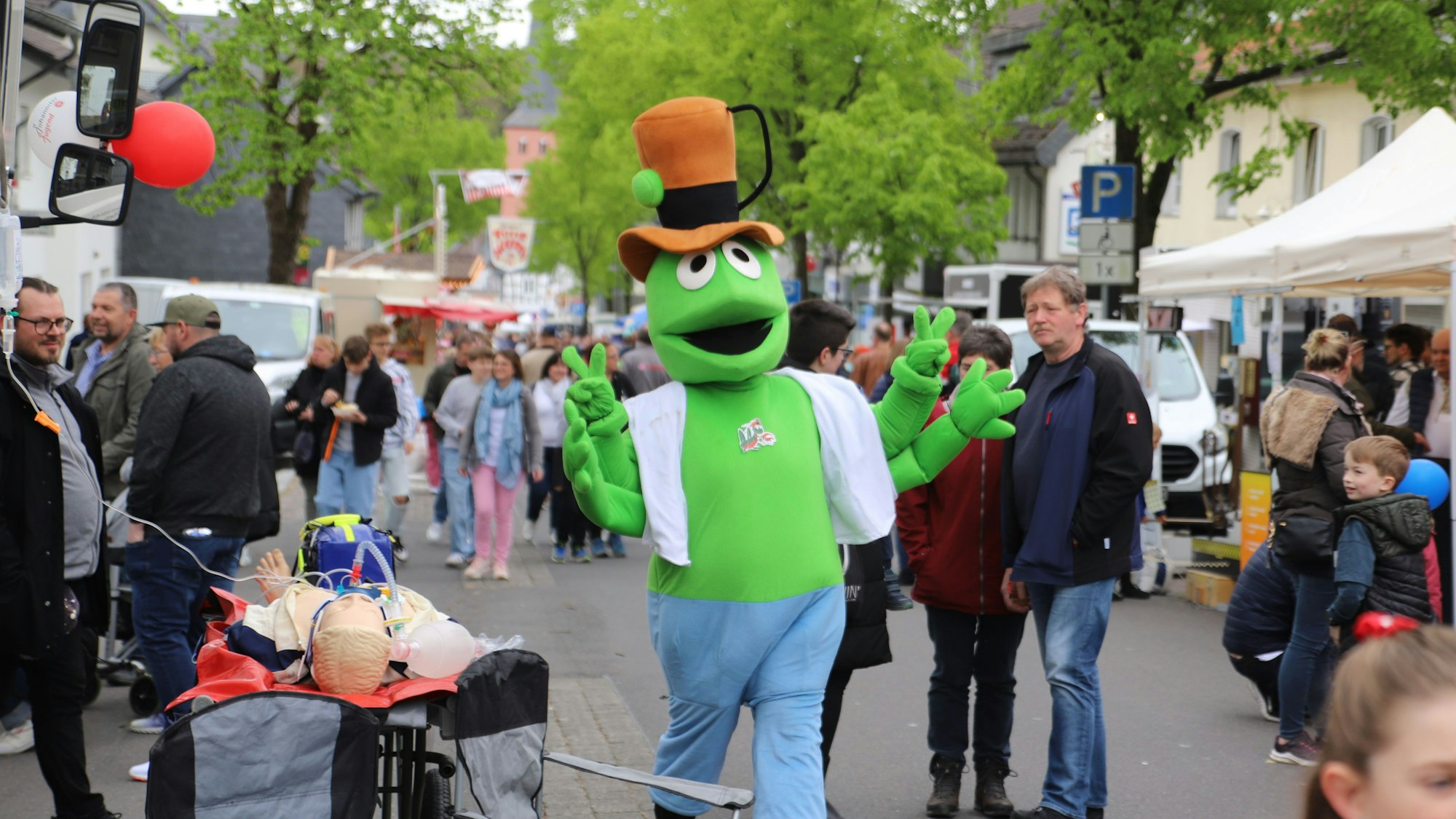 Der Grashüpfer war auf der Hauptstraße beim Mucher Frühling unterwegs. Er winkte den Besuchern zu, im Hintergrund die St. Martinus-Kirche.