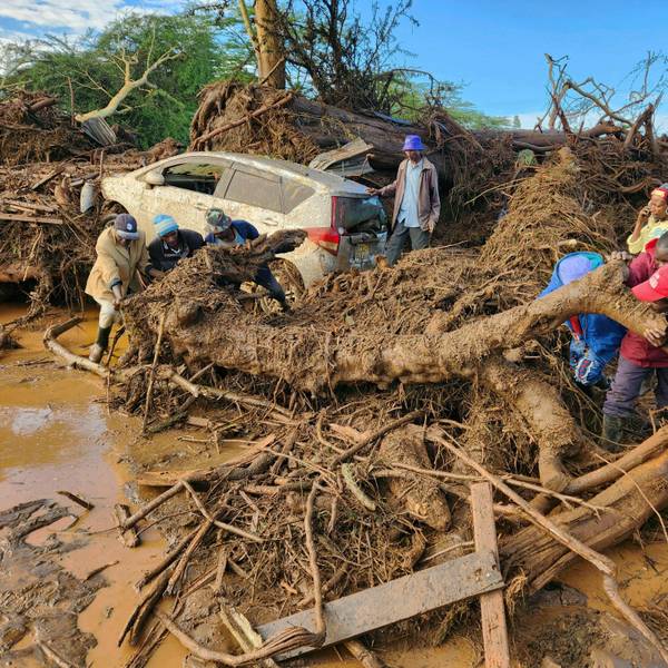 dpatopbilder - 29.04.2024, Kenia, Nakuru: Menschen versuchen, das Gebiet nach einem Dammbruch zu räumen.