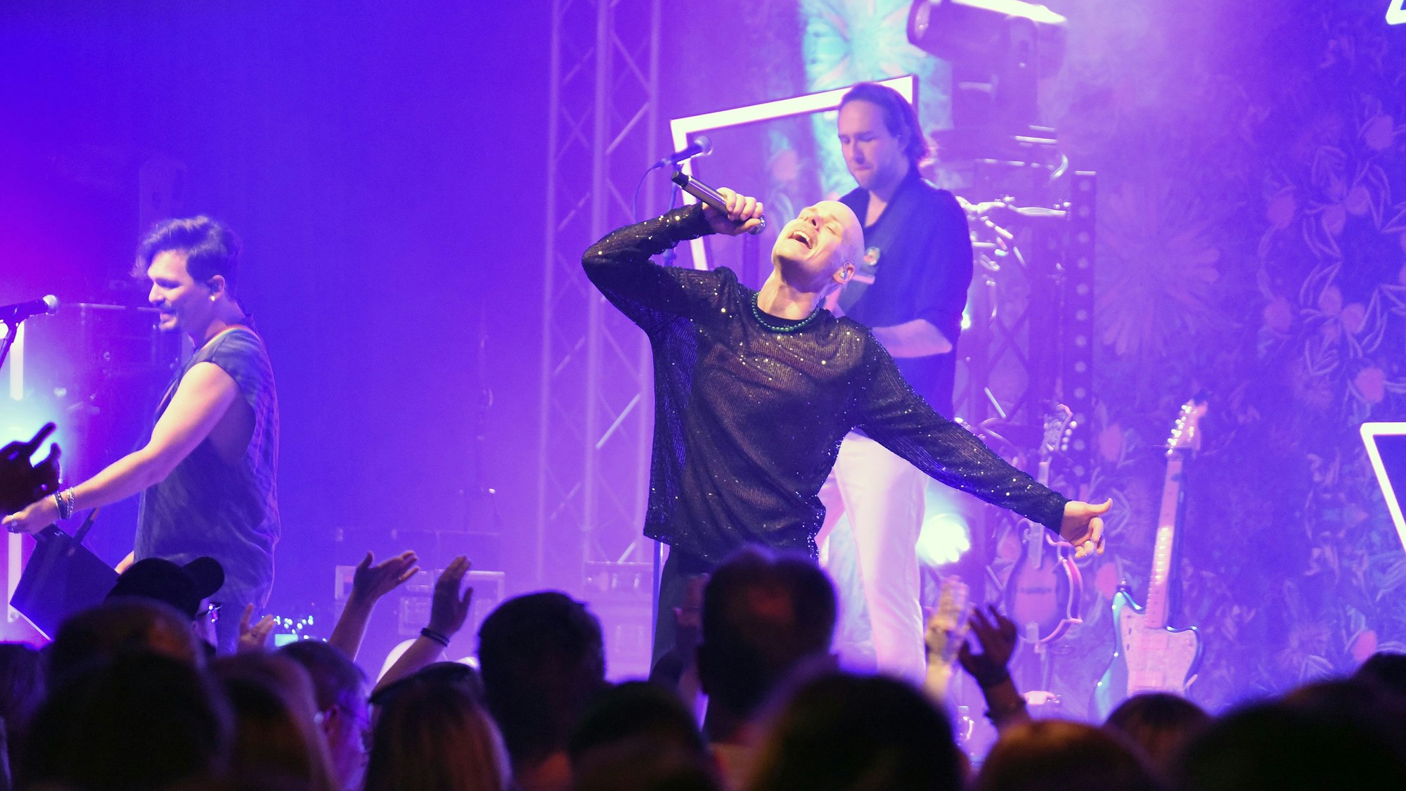 Cat-Ballou-Sänger Oliver Niesenvon steht auf der Bühne und singt ins Mikrofon.