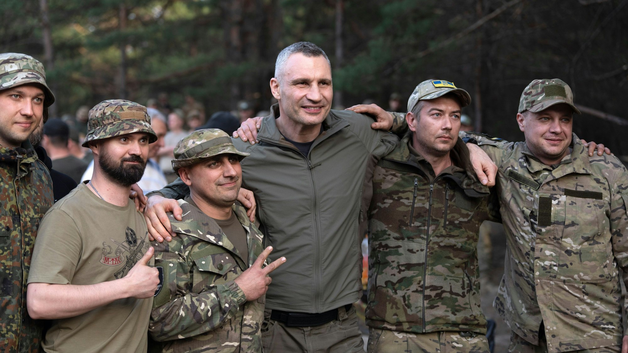 Der Bürgermeister von Kiew, Vitali Klitschko, posiert für ein Foto mit Soldaten der ukrainischen Nationalgarde, 3. Svoboda-Bataillon, Rubezh-Brigade, während der Rotation.
