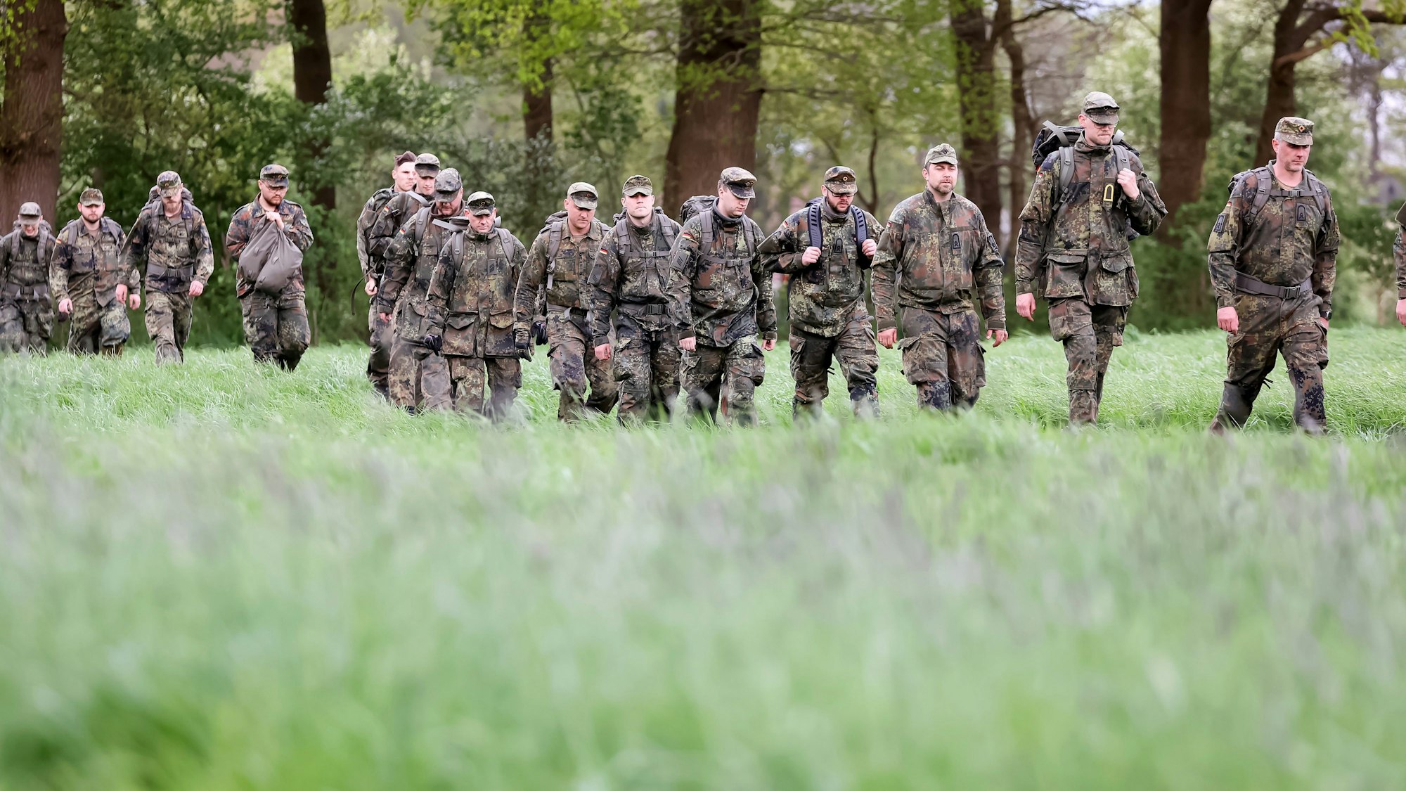 Soldaten der Bundeswehr stellen sich auf, um ein Feld abzusuchen. Der sechs Jahre alte Arian aus Elm, einem Ortsteil von Bremervörde, wird noch immer vermisst. Die Suche nach dem autistischen Jungen soll am Dienstag eingestellt werden.