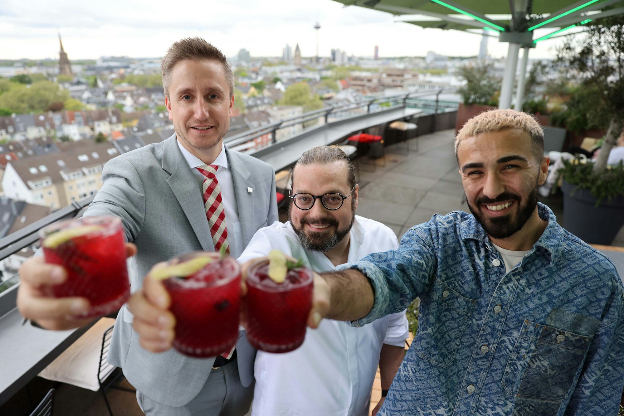 Die Bar Botanik mit Blick über Köln: Alexander Lalk (Hotelchef), Derrick Carter (Küchenchef), Ehsan Kasem (Barchef)