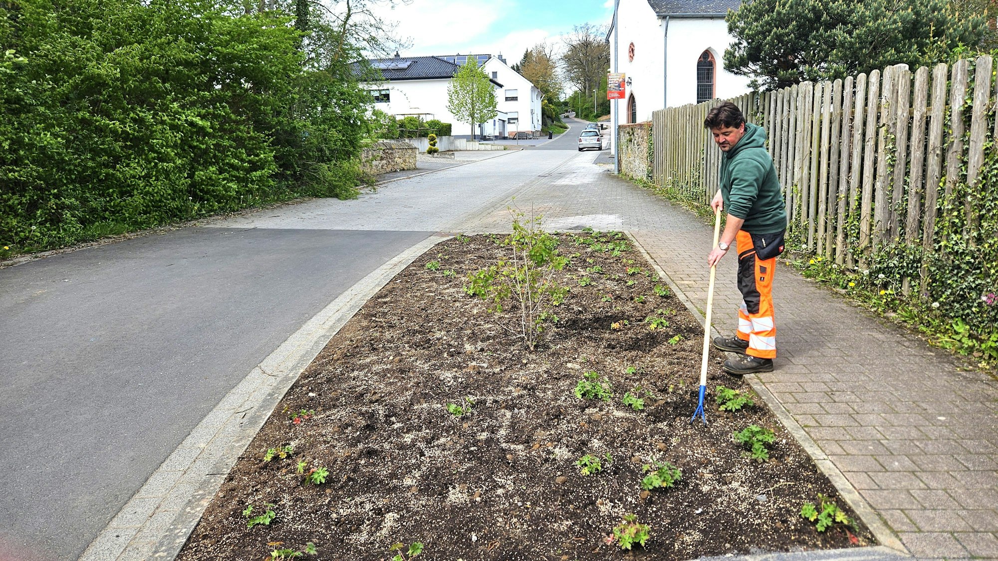 Blick auf das Beet mit wenig Pflanzen, das Bauhofmitarbeiter Sascha Lützeler pflegt.