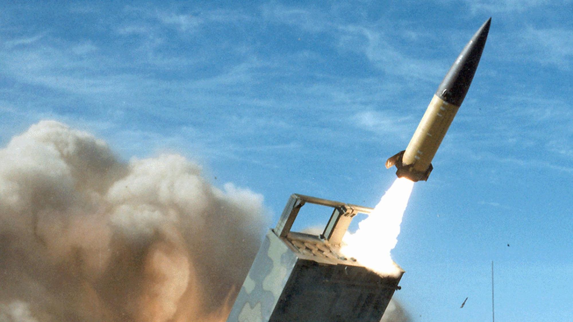 Abschuss einer ATACMS-Rakete bei einer Übung der US-Armee. Die Ukraine soll mehr als 100 Stück der weitreichenden Raketen erhalten haben. (Archivbild)
