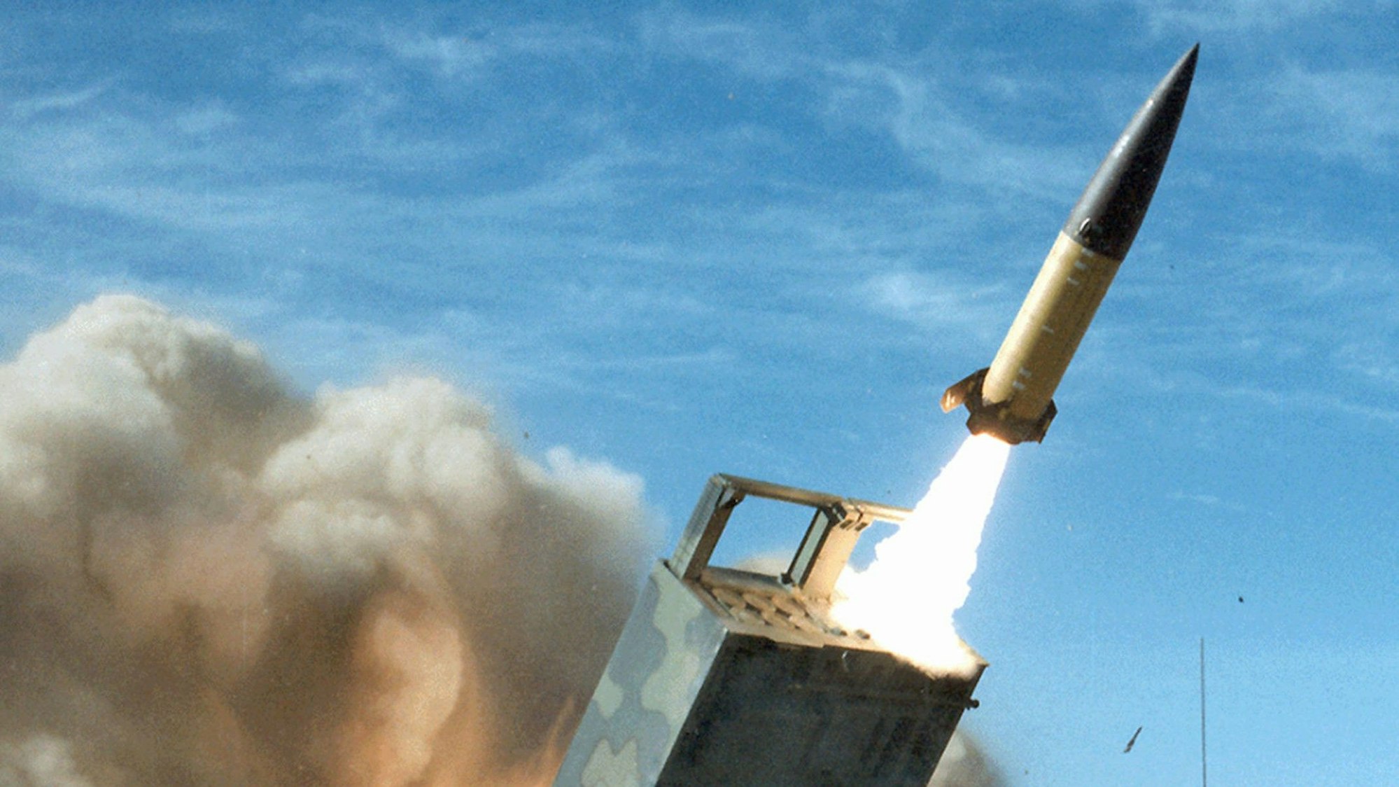 Abschuss einer ATACMS-Rakete bei einer Übung der US-Armee. Die Ukraine soll mehr als 100 Stück der weitreichenden Raketen erhalten haben. (Archivbild)
