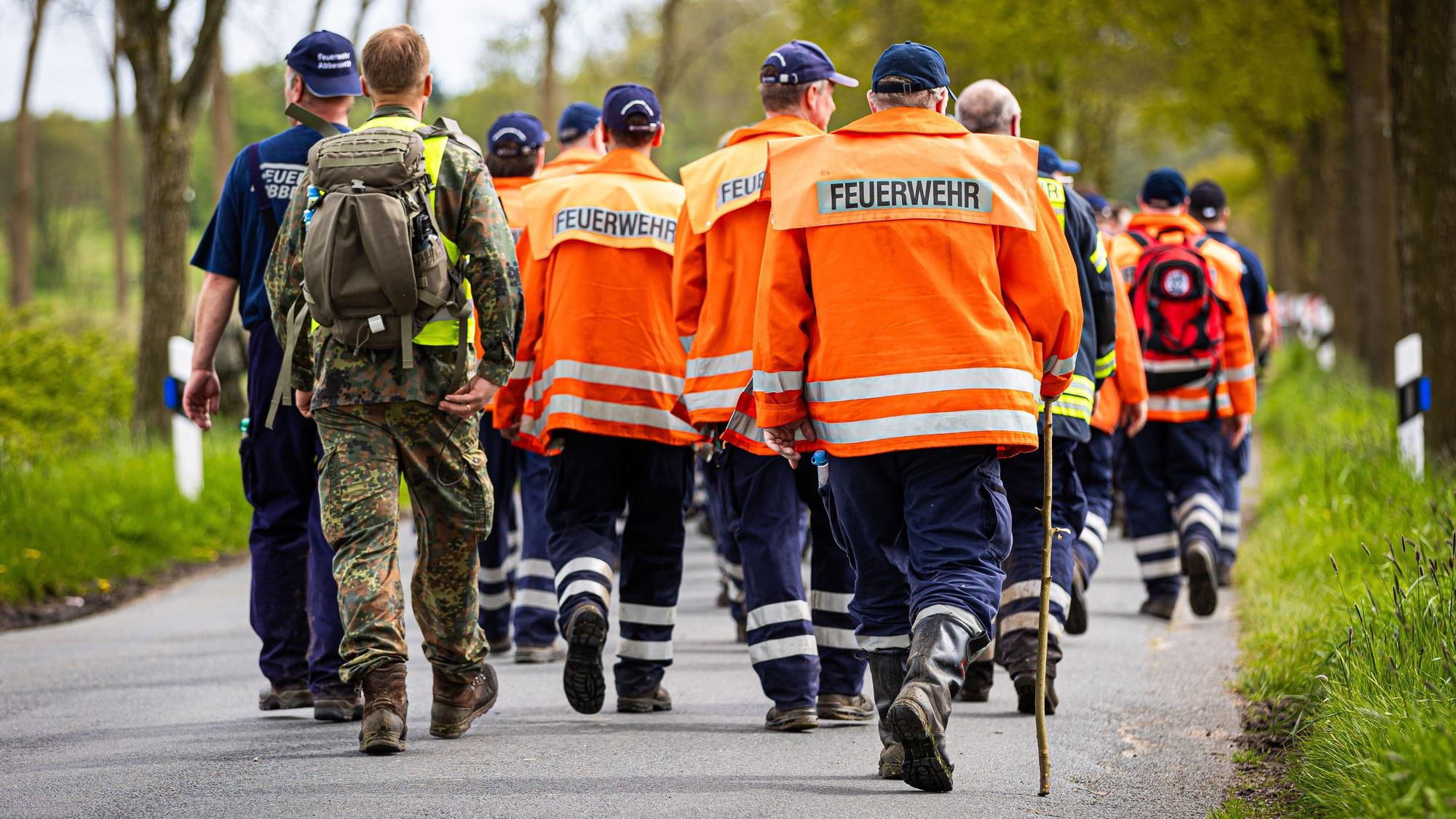 Feuerwehr, Polizei und Soldaten der Bundeswehr suchen in einem Waldstück im Landkreis Rotenburg (Wümme) nach dem seit mehreren Tagen nach dem vermissten Arian aus Bremervörde-Elm.