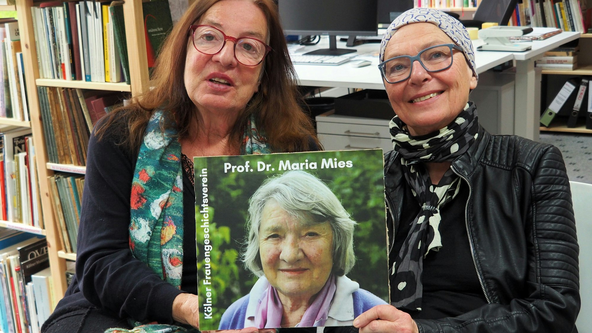 Ina Hoerner und Gabriella Schaaf mit der Gestaltungsvorlage für die Briefmarke.