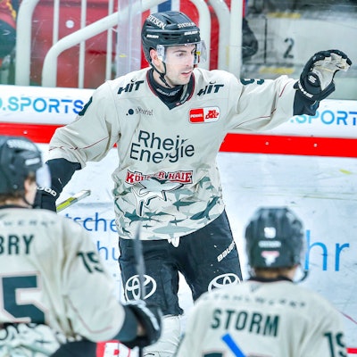 Maximilian Kammerer, Louis-Marc Aubry und Frederik Storm sollen auch im kommenden Jahr für die Haie spielen.
