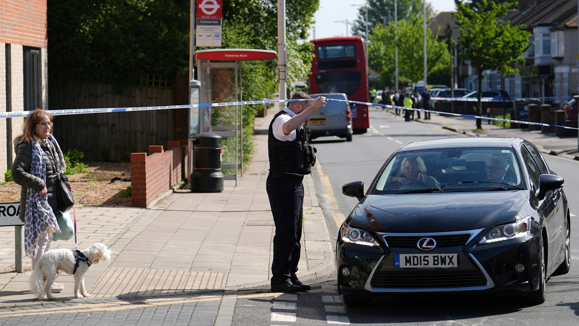 Schwert-Attacke in London-Hainault: Ein Polizist spricht an einer Absperrung mit einem Bürger über den Angriff.