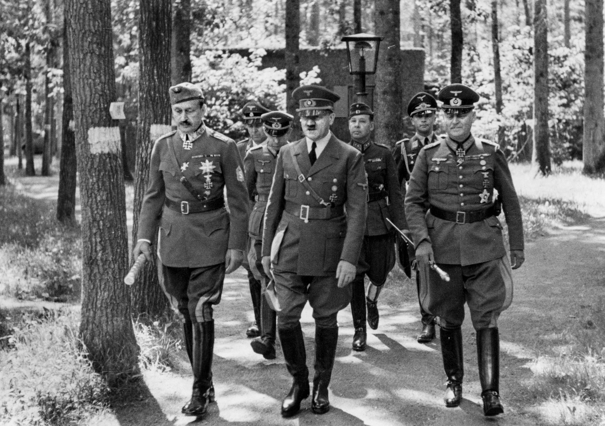 Adolf Hitler in Begleitung mehrerer Nazis auf der Wolfsschanze. Die Aufnahme stammt aus dem Jahr 1942. (Archivbild)