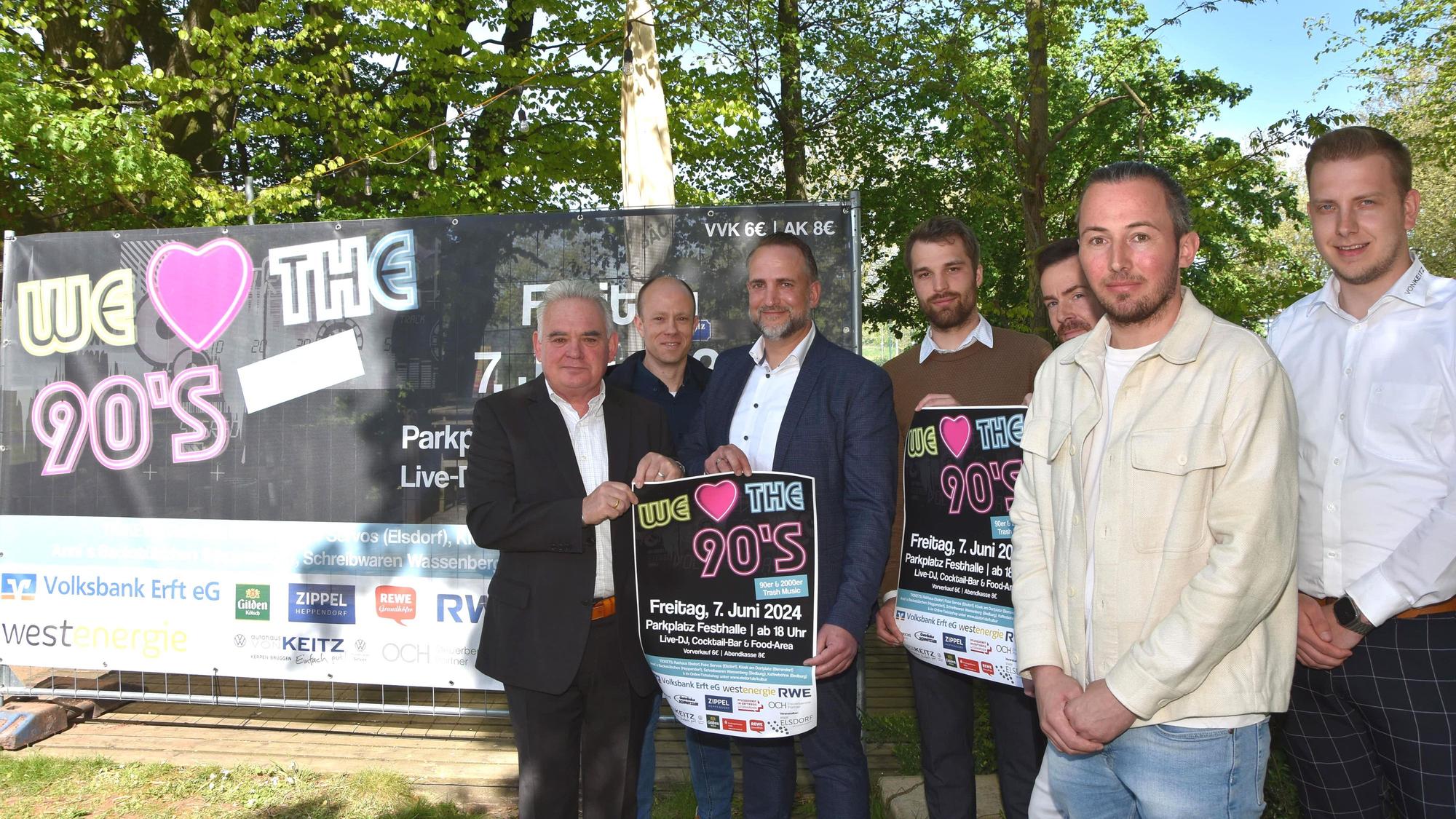 Auf die Freiluft-Party „We love the 90's“ freuen sich mit den Sposoren-Vertretern der stellvertretende Bürgermeister Harald Könen (l.) und Robert Wassenberg von der städtischen Kulturabteilung (2.v. r.).