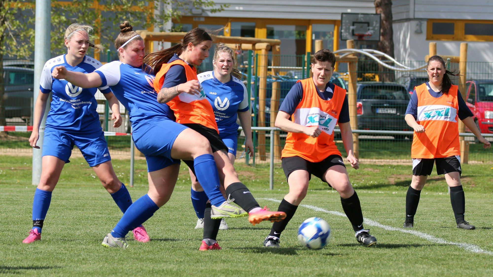 Dreikampf zwischen einer Spielerin von Erfthöhen und zwei Spielerinnen von Wißkirchen.