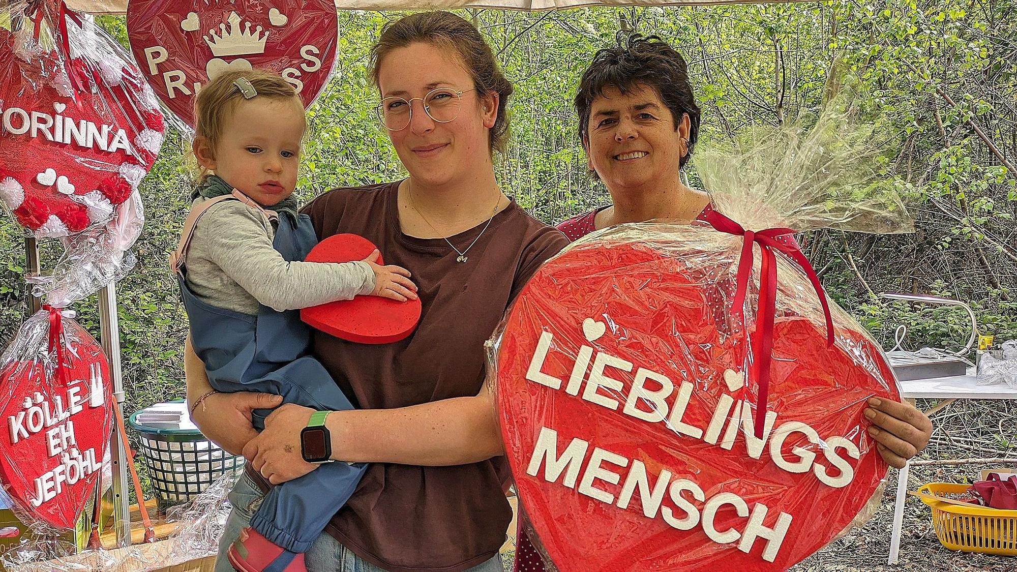 Mehr als 100 Herzen hatten Birgit Haas (rechts) und Johanna Arentz mit Töchterchen Matilda vorbereitet.
