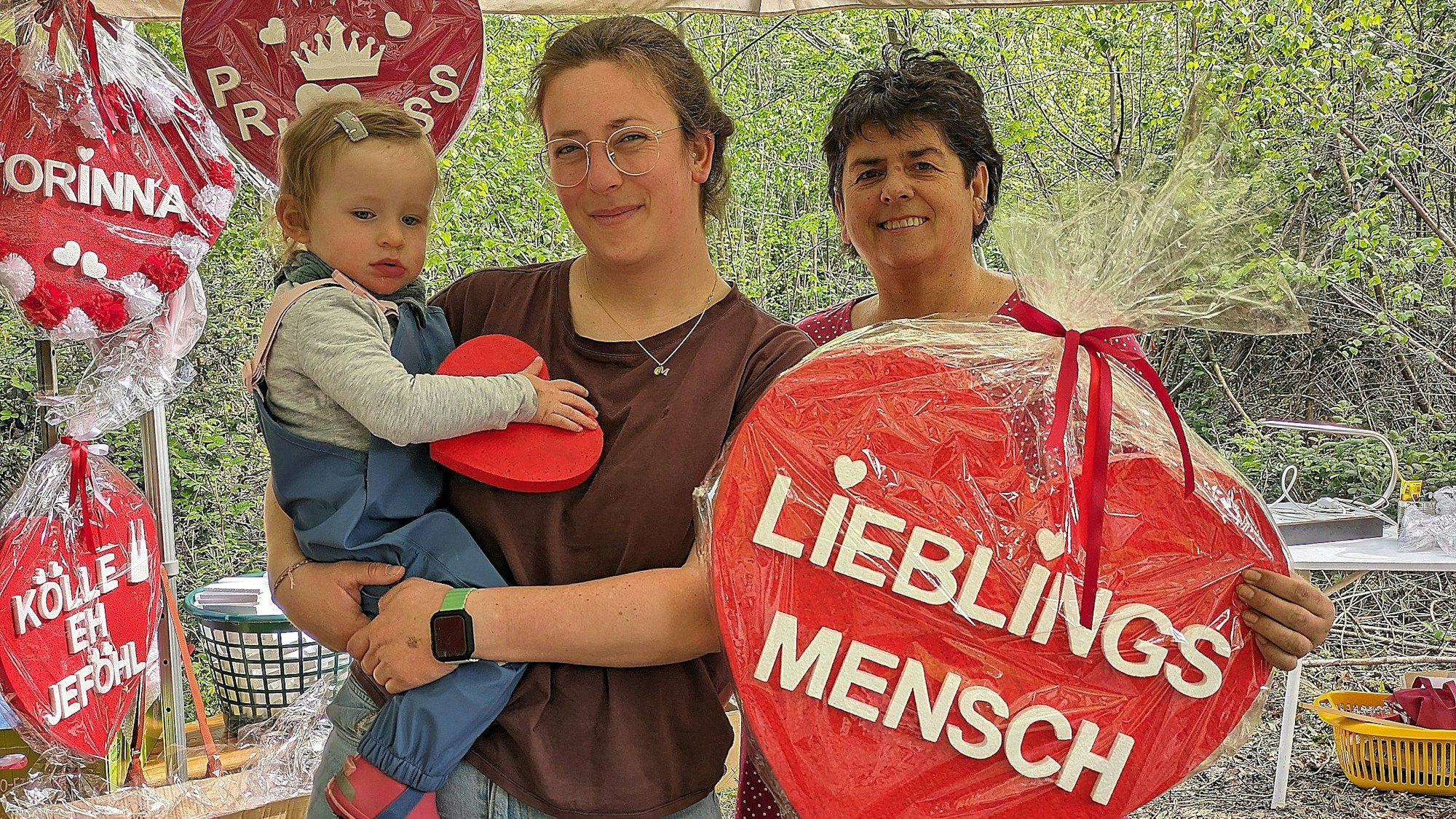 Mehr als 100 Herzen hatten Birgit Haas (rechts) und Johanna Arentz mit Töchterchen Matilda vorbereitet.