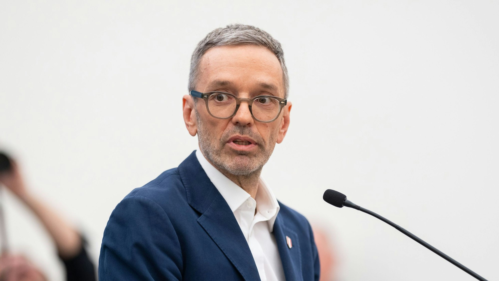 FPÖ-Bundesparteichef Herbert Kickl gibt im österreichischen Parlament ein Statement an einem Rednerpult ab. Der ehemalige Innenminister steht wegen des Verdachts der Untreue unter Druck.