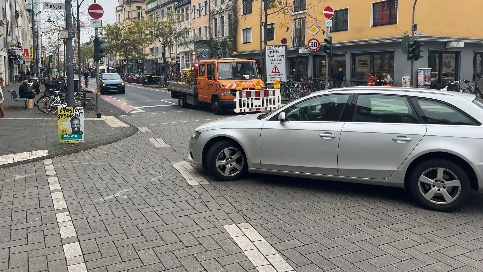 Das Abbiegen vor der Venloer Straße nach links ist künftig nur noch für Anlieger erlaubt.