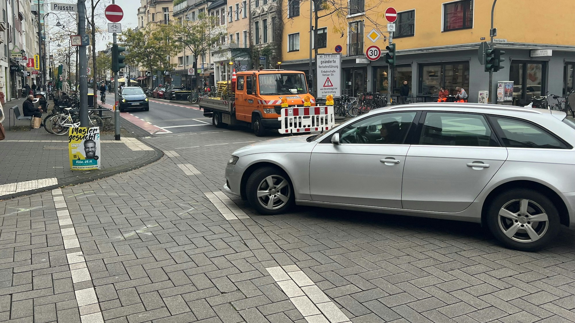 Das Abbiegen vor der Venloer Straße nach links ist künftig nur noch für Anlieger erlaubt.