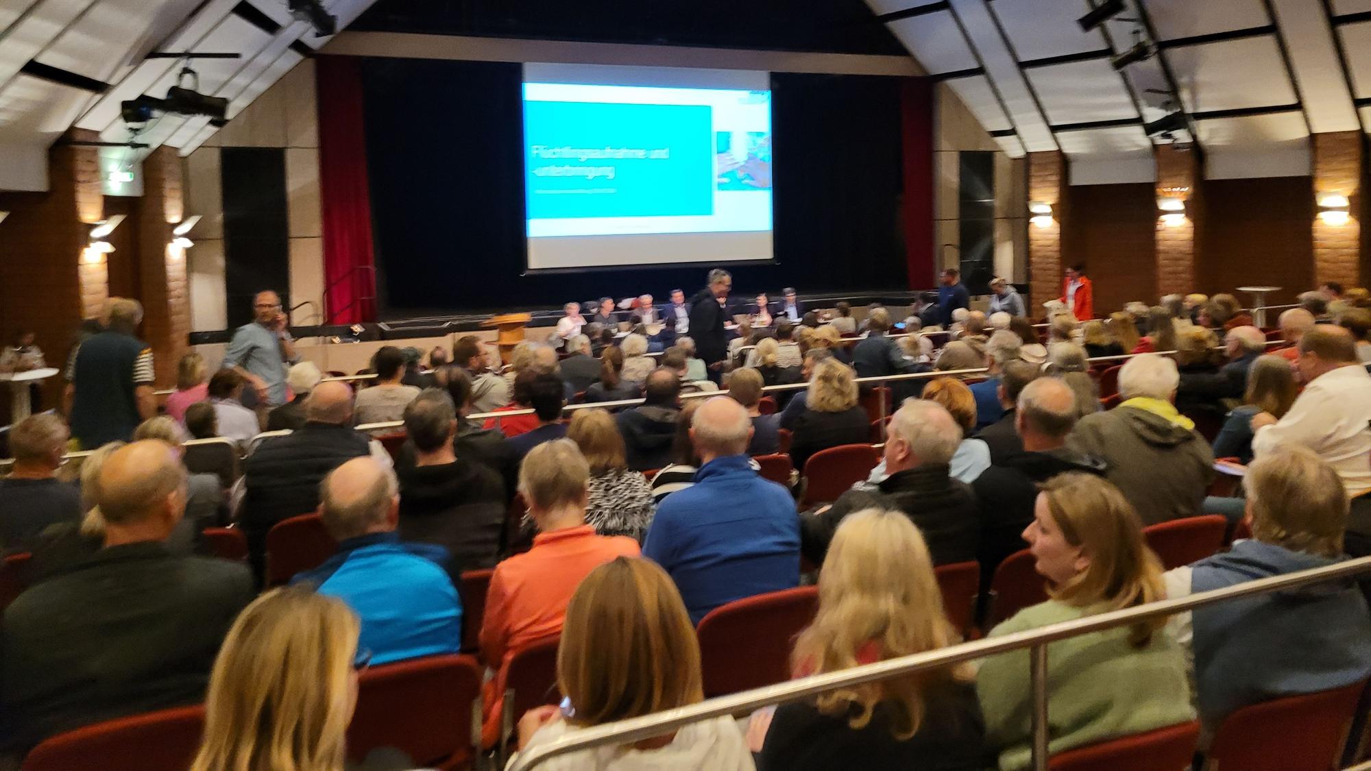Nur wenige Plätze im Köster-Saal in Pulheim blieben bei der Bürgerversammlung frei.