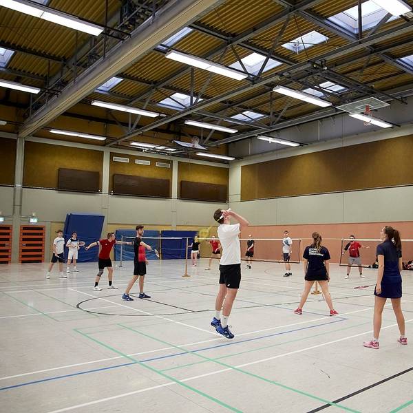 Kreuz und quer spielten die Sportler des TV Kall, als sie wieder in „ihre“ alte Halle am Berufskolleg durften.