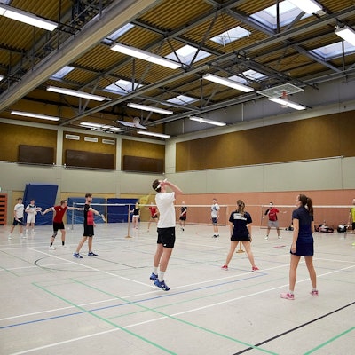 Kreuz und quer spielten die Sportler des TV Kall, als sie wieder in „ihre“ alte Halle am Berufskolleg durften.