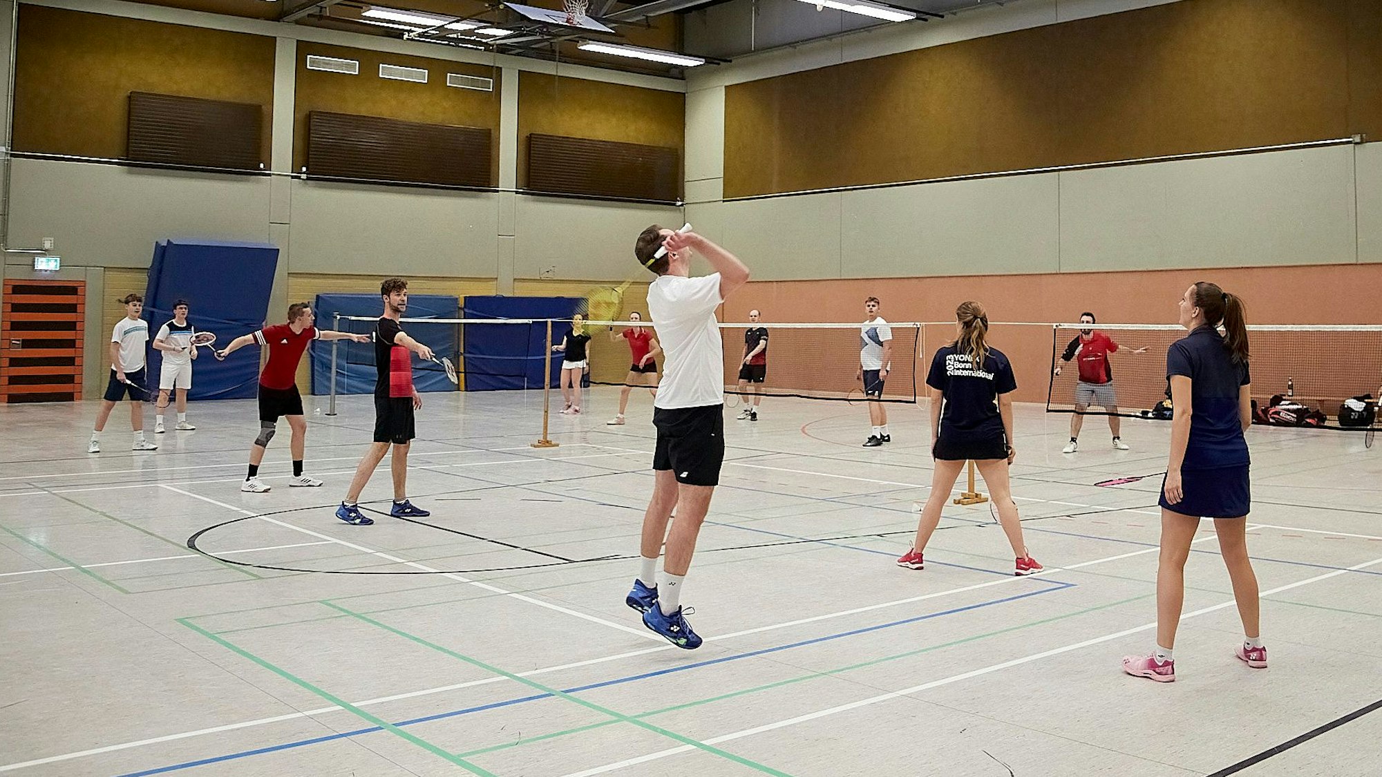 Kreuz und quer spielten die Sportler des TV Kall, als sie wieder in „ihre“ alte Halle am Berufskolleg durften.