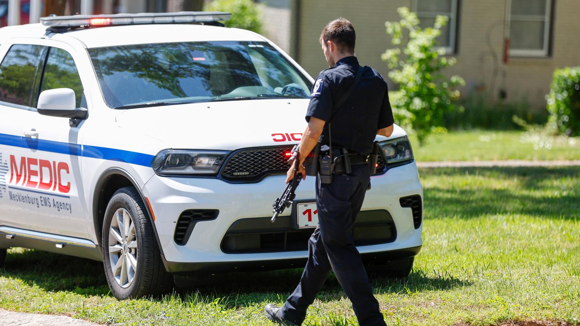 Ein Polizeibeamter aus Charlotte, North Carolina, trägt eine Waffe, während er in der Nachbarschaft patroulliert, in der eine Schießerei mit Beteiligung von Polizeibeamten in Charlotte, N.C., stattfand.
