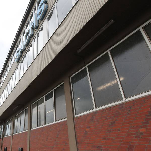 Fassade eines dreistöckigen Firmengebäudes