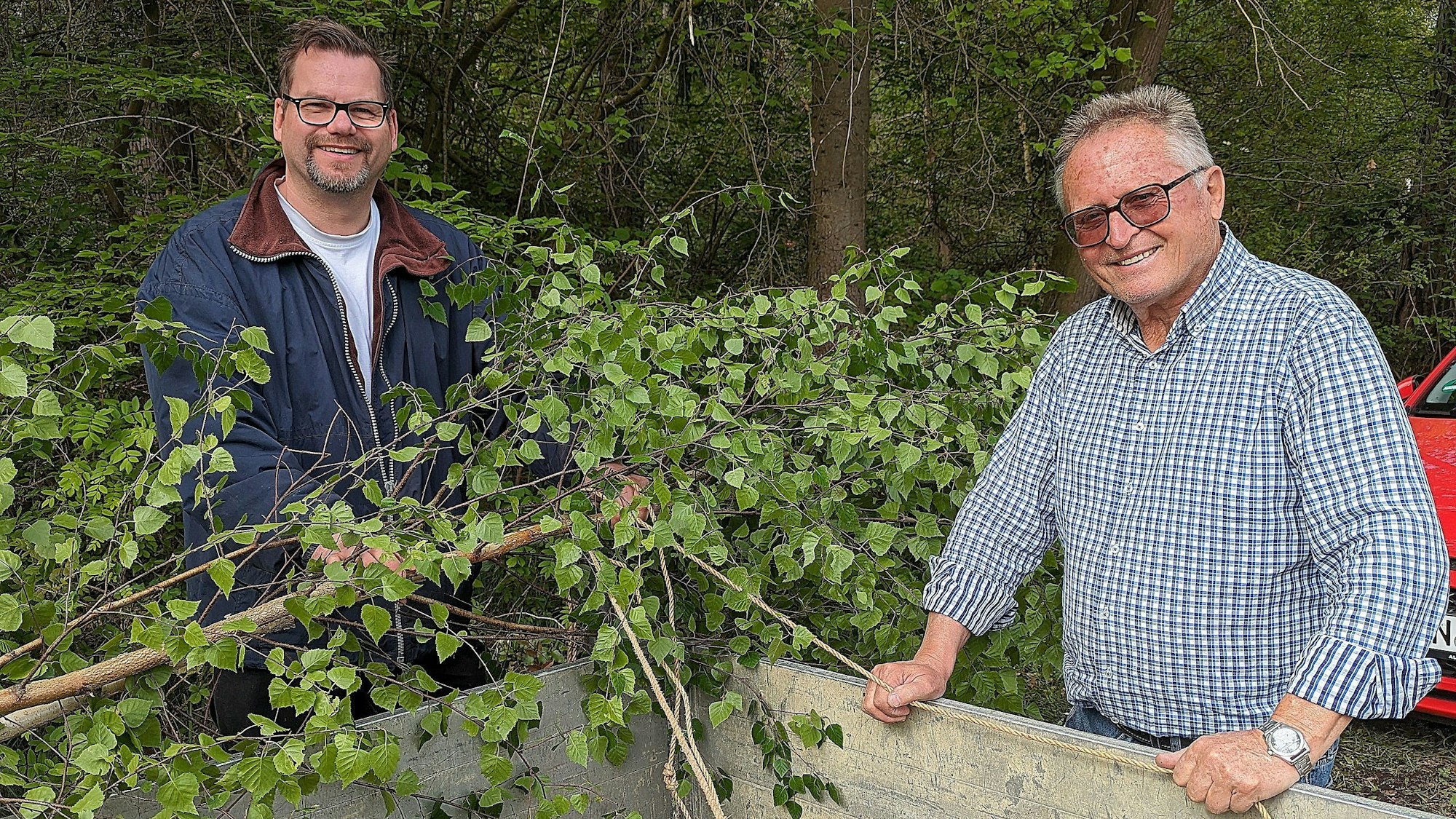 Willi Marx (rechts) und Bernd Offermann luden Birken für Enkelinnen und die Tochter ein.