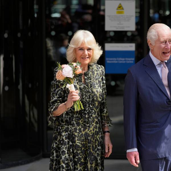 König Charles und seine Frau Königin Camilla besuchen ein Krebszentrum.