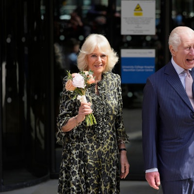 König Charles und seine Frau Königin Camilla besuchen ein Krebszentrum.