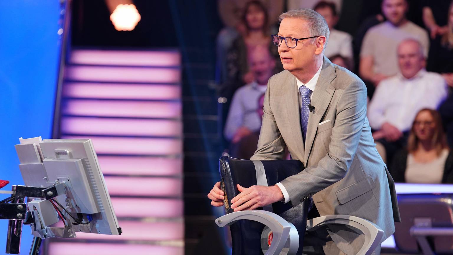 Günther Jauch packte bei „Wer wird Millionär?“ überraschend silbernes Klebeband aus, um seinen Stuhl notdürftig zu reparieren.