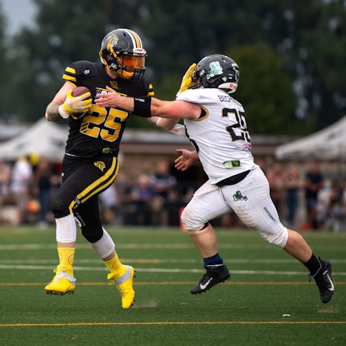 Ein Spieler der Euskirchener Lions greift einem Gegner ins Gesicht.