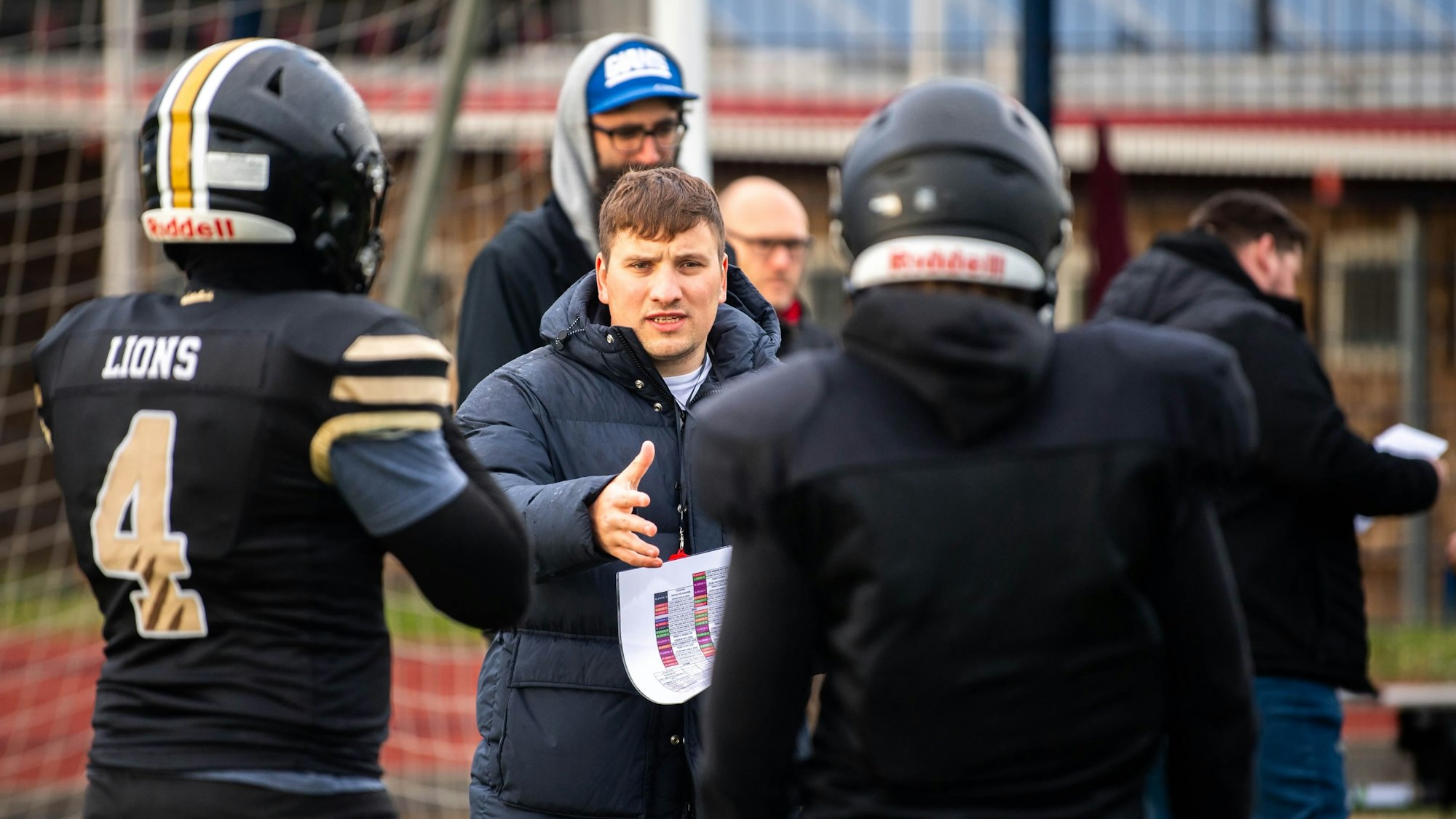 Cheftrainer Andre Frisch erklärt beim Training etwas.