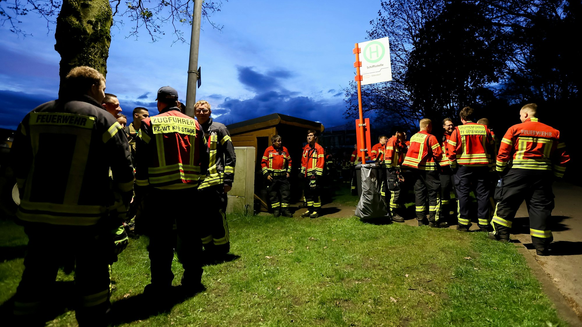 Die Feuerwehr stellt sich am Abend zu einer neuen Suchaktion nach dem vermissten Arian auf. Bei der Suche nach dem autistischen Jungen helfen auch Soldaten der Bundeswehr, DLRG und THW.