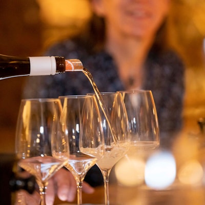 Alkoholfreier Wein wird in Gläser eingeschenkt. In der Wine Bank testet eine Jury alkoholfreie Weine und Schaumweine.