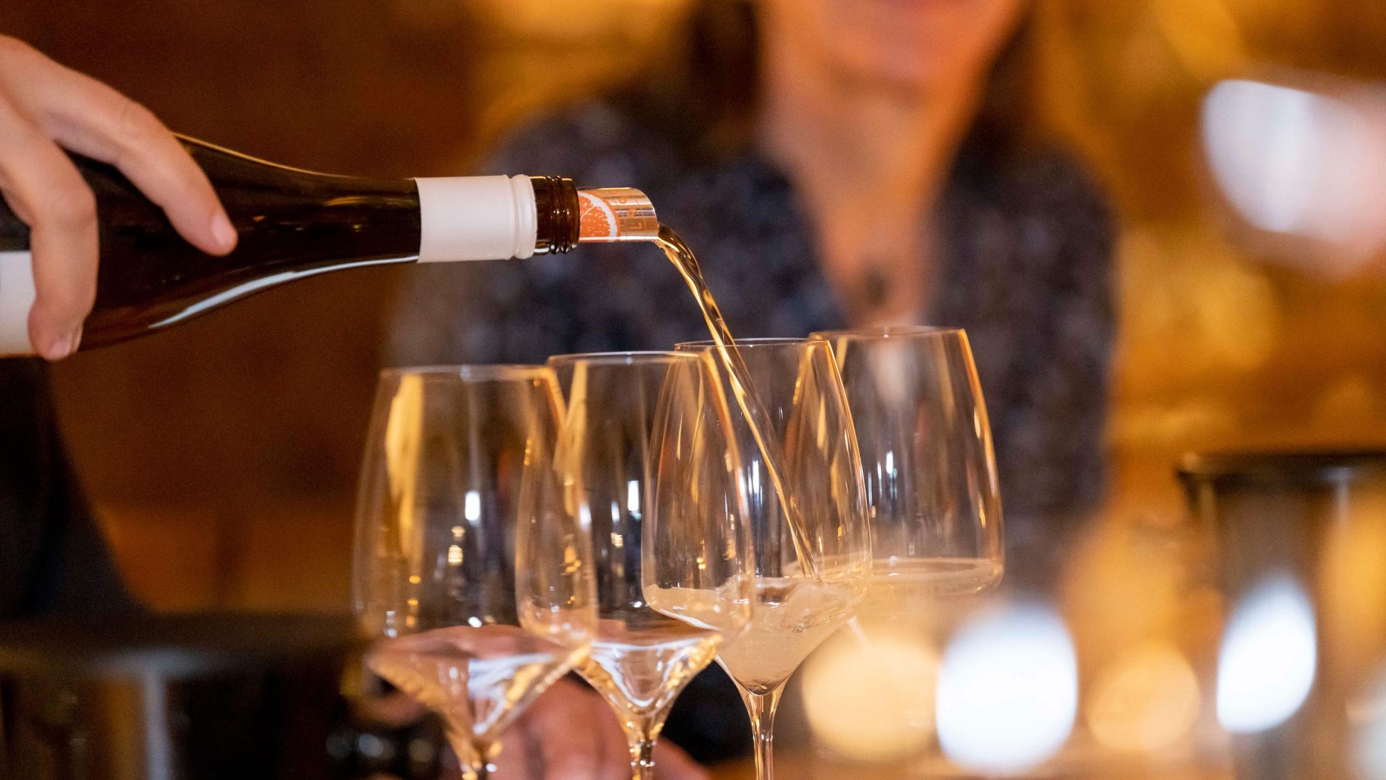 Alkoholfreier Wein wird in Gläser eingeschenkt. In der Wine Bank testet eine Jury alkoholfreie Weine und Schaumweine.