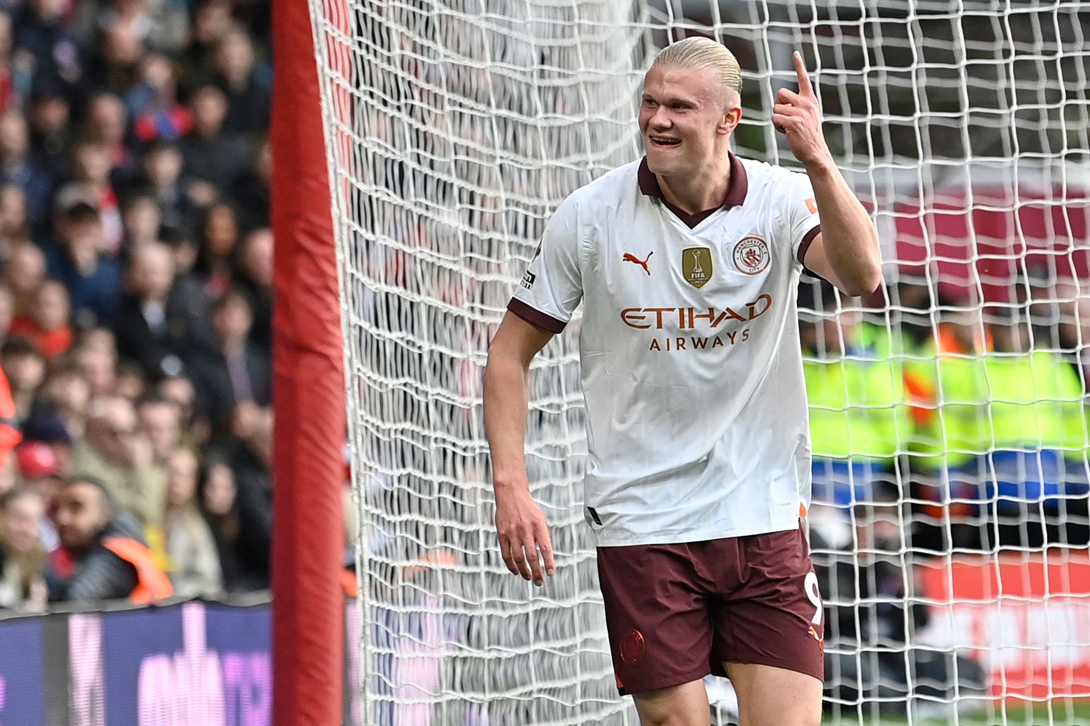 Zu sehen ist Fußball-Spieler Erling Haaland vor einem Fußball-Tor.