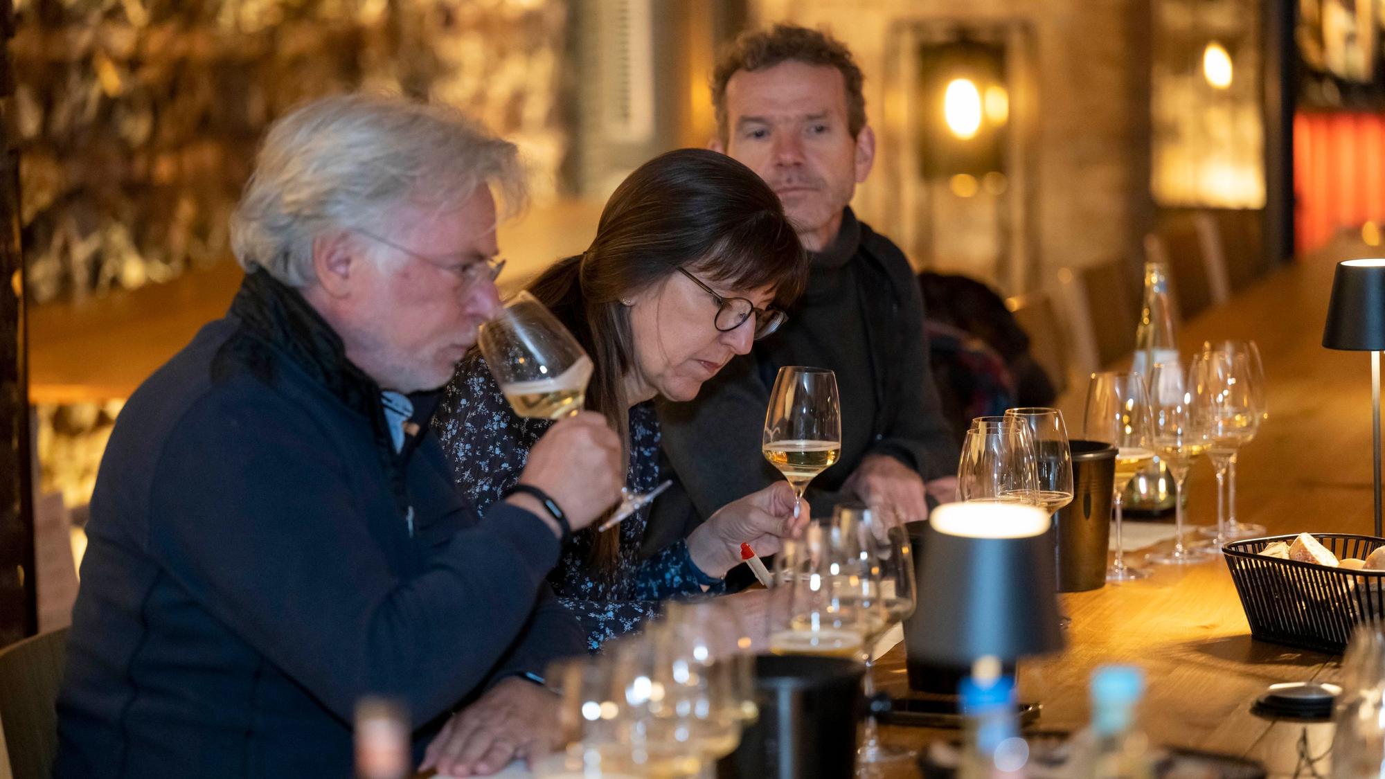 Alkoholfreier Wein im Test. In der WineBank testet eine Jury alkoholfreie Weine und Schaumweine.