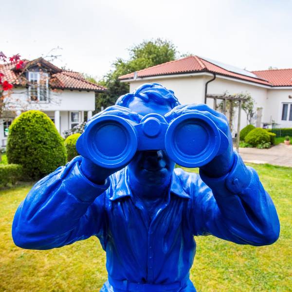„Weltanschauung“ heißt eine Werkreihe von Ottmar Hörl mit blauen Figuren. Einige davon sind nun in Waldbröl bei der Stiftung Lange & Bosbach zu sehen, wenn dort die Offene Gartenpforte ins Grüne lockt. Unser Foto zeigt ein Exemplar davon.