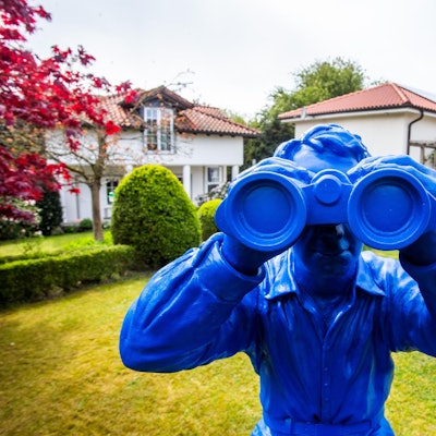 „Weltanschauung“ heißt eine Werkreihe von Ottmar Hörl mit blauen Figuren. Einige davon sind nun in Waldbröl bei der Stiftung Lange & Bosbach zu sehen, wenn dort die Offene Gartenpforte ins Grüne lockt. Unser Foto zeigt ein Exemplar davon.