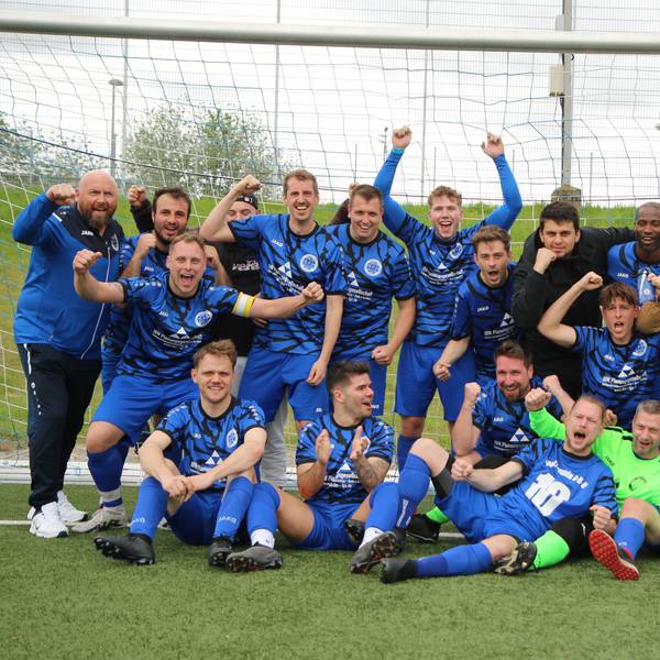 Gruppenbild der Sportfreunde D-H-O II, die über den Aufstieg jubeln.